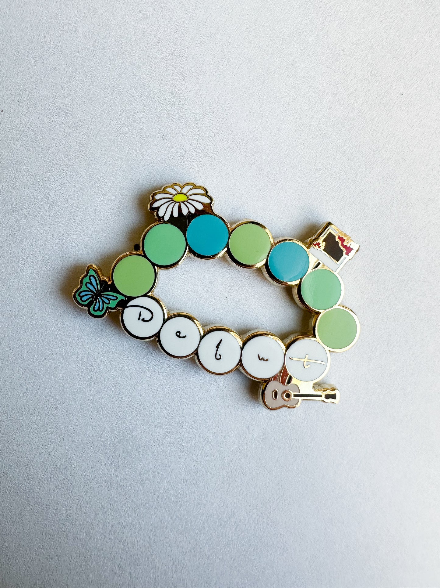 Debut - friendship bracelet pin