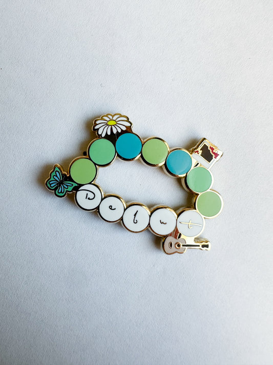 Debut - friendship bracelet pin